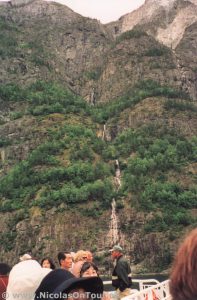 Kleiner Wasserfall am Nærøyfjorden
