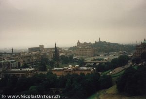 Blick vom Castle auf Edinburgh mit Bahnhof