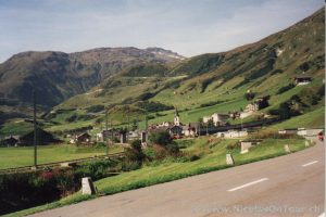 Blick auf Realp mit Furka-Passstrasse