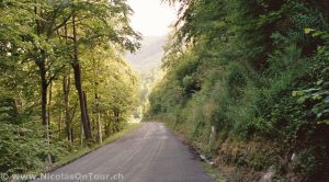 Strasse vom Col de la Quillane ins Tal der Aude