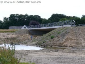 Eine Brücke ist schon mal da, die neue Strasse noch ca. 2 Kilometer entfernt...