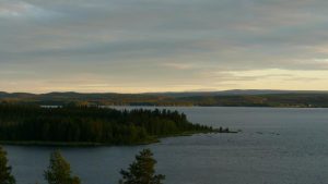 Blick aus dem Hotelzimmer in Vilhelmina am Abend