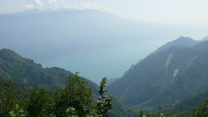 Blick hinunter auf den Gardasee