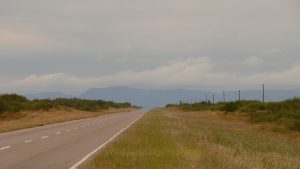 Die Sierra de Varela zeigt sich am Horizont