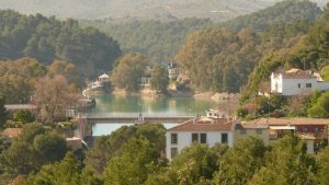 Blick von der zweiten Staumauer auf den ersten Stausee