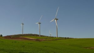 Windräder säumen die Strasse