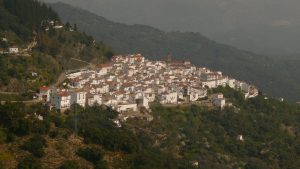 Ein typisches Dorf dieser Gegend - weissgekalkt und am Abgrund