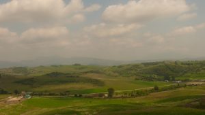 Unten im Tal ist es grüner als oben in den Bergen