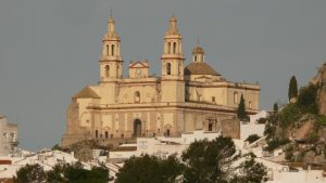 Die Kirche von Olvera im morgentlichen Sonnenschein