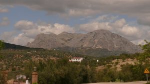 Fast so steile Felswände am Horizont wie manche Strassenabschnitte...