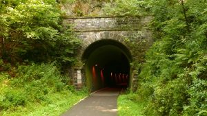 Wow, ein Tunnel! Also definitiv eine ehemalige Eisenbahnstrecke...