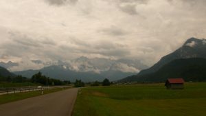 Wolkenverhangene Berge in Garmisch-Partenkirchen