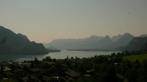Blick über die Dächer von Sankt Gilgen auf den Wolfgangsee