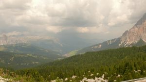Passo di Valparola mit Regen am Horizont