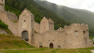 Da wurden früher oberhalb von Brixen sicher alle abgezockt, die durch wollten...
