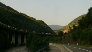 Die Brenner-Autobahn mit deutlich mehr Verkehr als der Radweg...