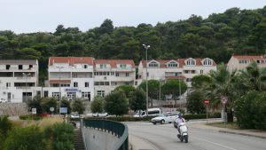 Die Balkontüre hinter der Laterne gehört zu meinem Zimmer