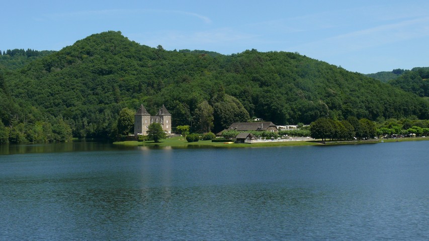 Schloss am Stausee vor Argentat