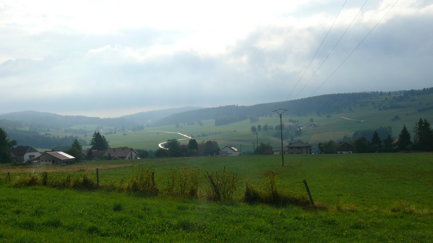 Landschaft unterwegs mit nassen Strassen