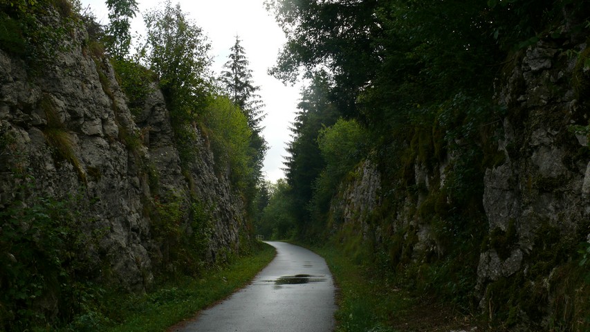 Auf dem ehemaligen Bahntrassee