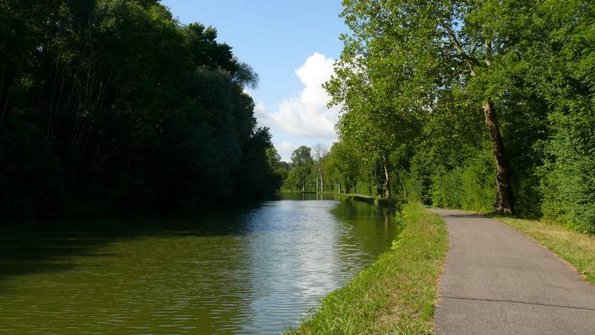 Fahrradweg dem Kanal entlang