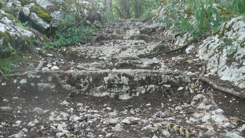 Dann geht es gleich eine Felsentreppe hoch - nach 400 Hรถhenmetern habe ich das Zelt aufgestellt