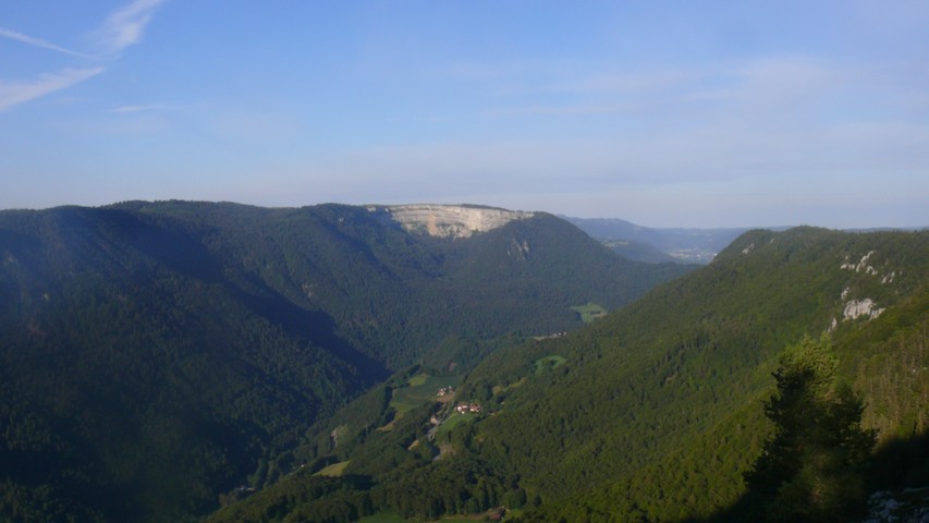 Rechts auf der Krete geht der Wanderweg lang, dann runter ins Tal und hoch zum Creux du Van