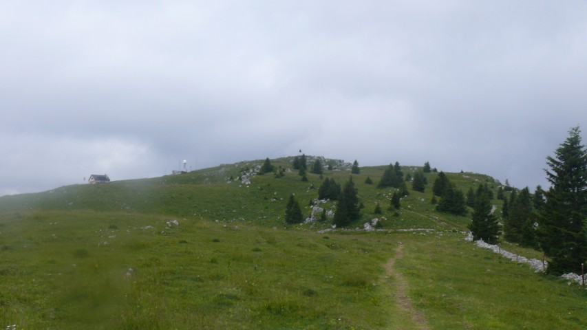 Einer der letzten Blicke zum Gipfel vom Chasseron. Auf den nรคchsten 200 Meter habe ich mich zweimal umgezogen: zuerst von kurzarm zu langarm, dann zu Regenbekleidung