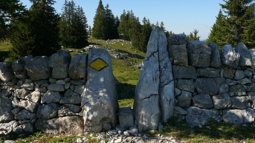 Ein enger Durchgang in der Mauer