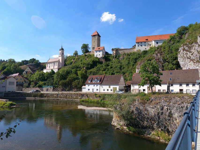 Rechtenstein - auf die Kirche sah ich kurz vorher hinunter, auf der anderen Seite der Donau ging es wieder den Berg hoch
