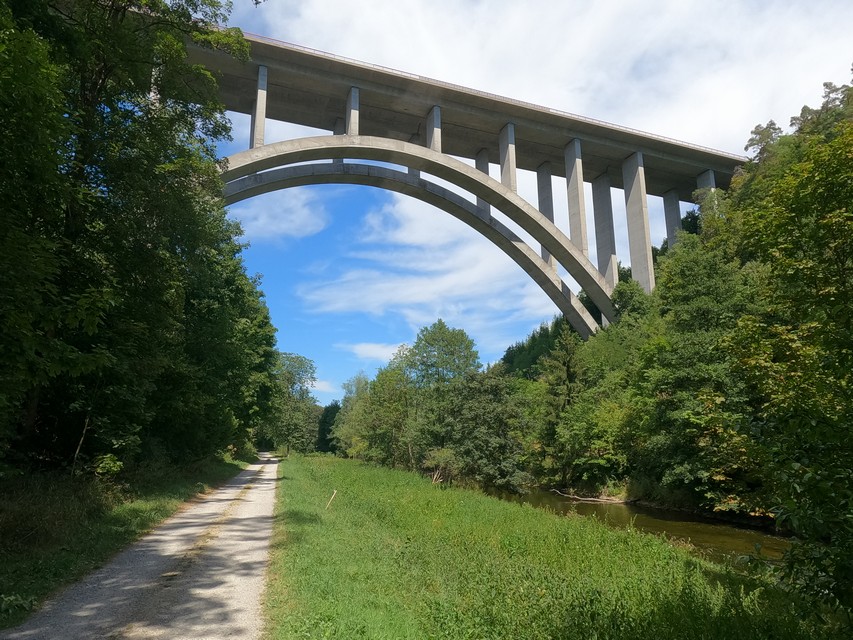 Nach der Abfahrt in den Canyon, die auf der Höhe der Brücke startete