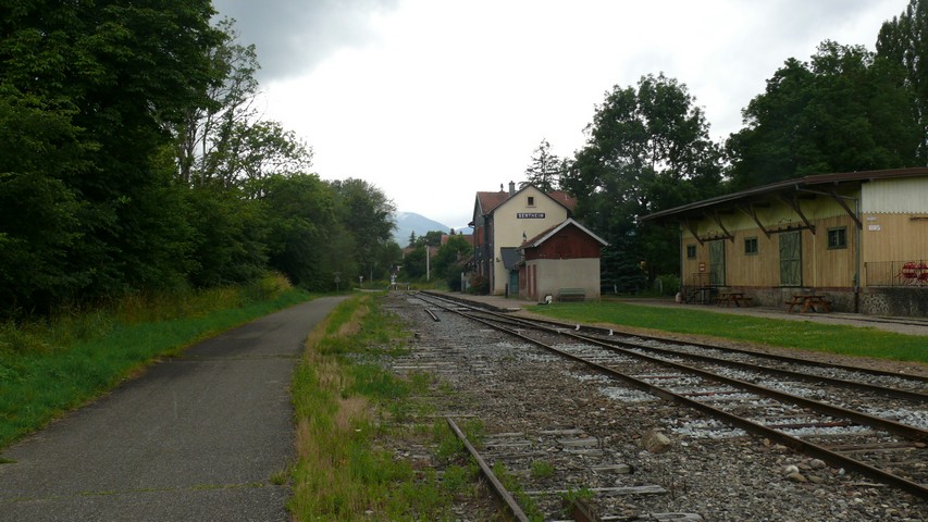 Der Bahnhof von Sentheim hat wohl auch schon bessere Tage gesehen...