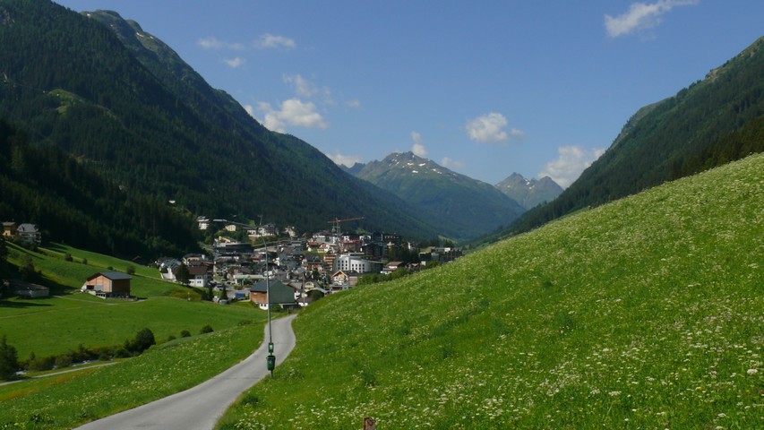 Nach dem Aufstieg der Blick hinunter auf Ischgl