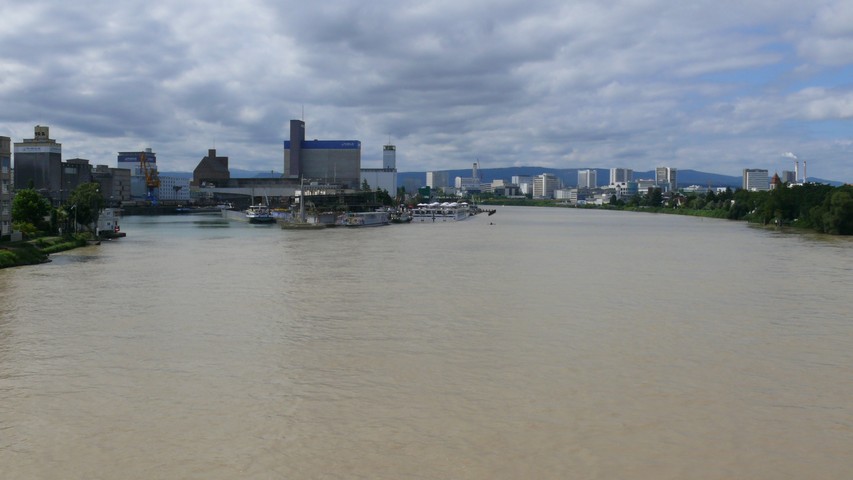 Auf der Dreiländerbrücke mit Blick nach Basel