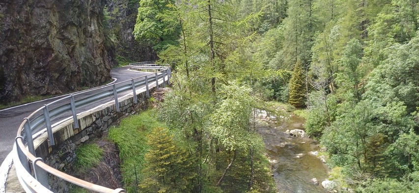 Strasse im Val Lavizzara