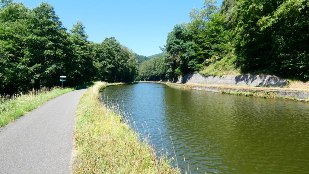 Radweg entlang des Marne-Rhein-Kanals