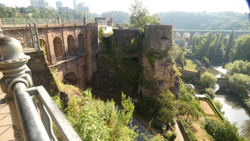 Blick auf Bockfelsen und Bock-Kasematten mit der Schlossbrücke