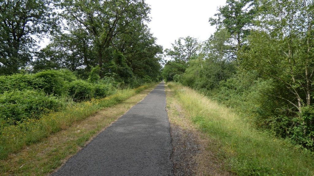 Auf der stillgelegten Bahnstrecke in Richtung Romerée