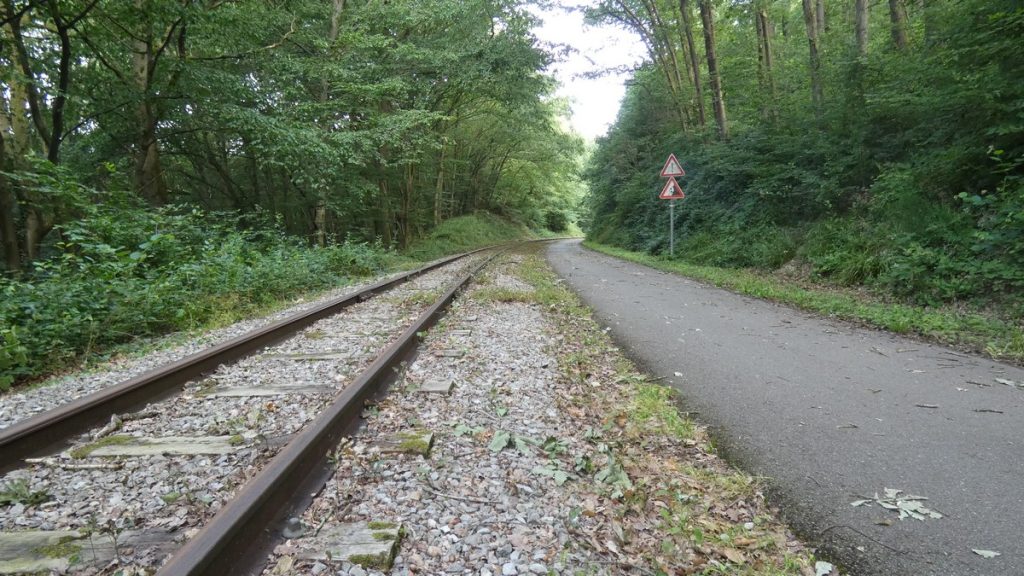 Den Eisenbahnschienen nach Thuin folgend