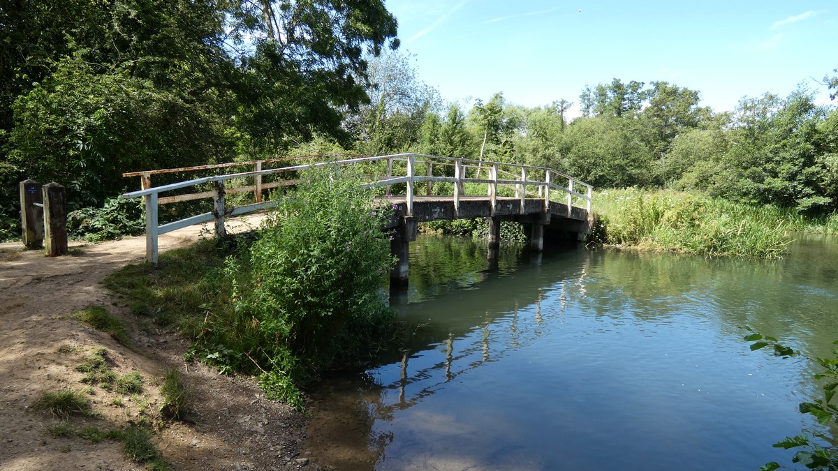 Ein kleiner Steg für den Fahrradweg über den Kennet