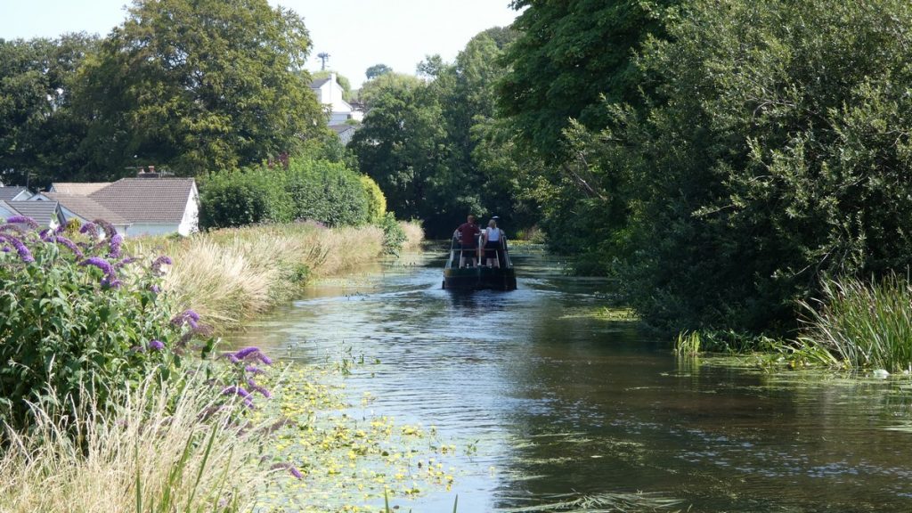 Der Kanal ist flach auf den 10 Kilometern gab es keine einzige Schleuse