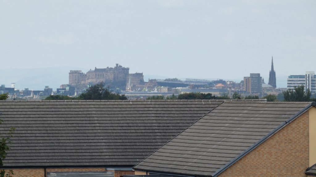 Edinburgh Castle in der Ferne