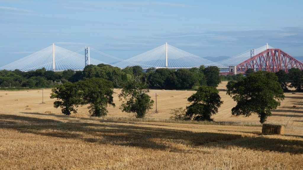 3 Brücken über den Forth: zuhinterst die Autobahnbrücke und vorne die rote Eisenbahnbrücke