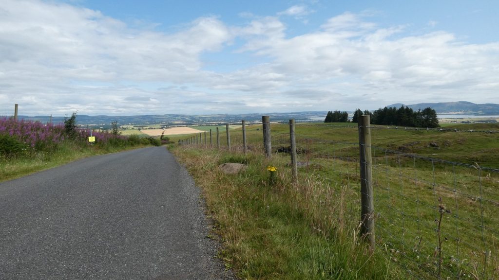 Erster Blick in Richtung Kinross mit Loch Leven