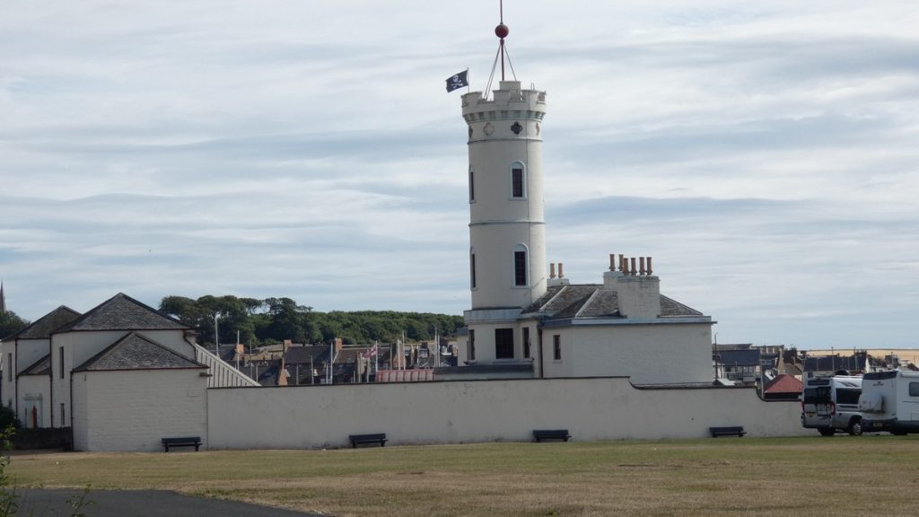 Turm mit Piratenflagge in Arbroath