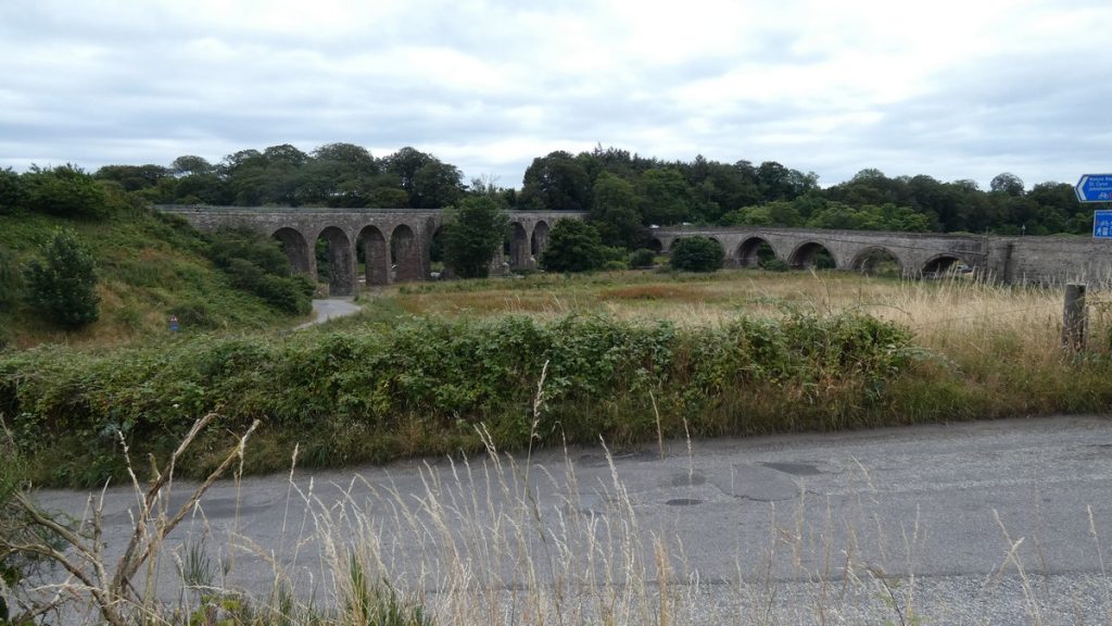 Rechts die Autobrücke, links die ehemalige Eisenbahmbrücke, die nun als Veloweg fungiert (der Veloweg geht anschliessend unter den Pfeilern durch)