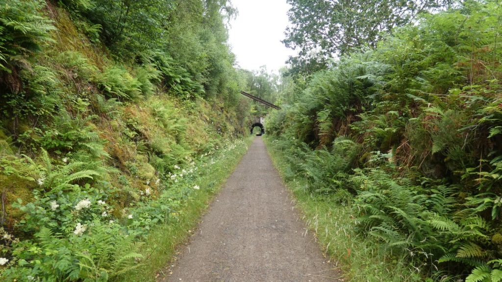 Auf der stillgelegten Bahnstrecke entlang Loch Oich