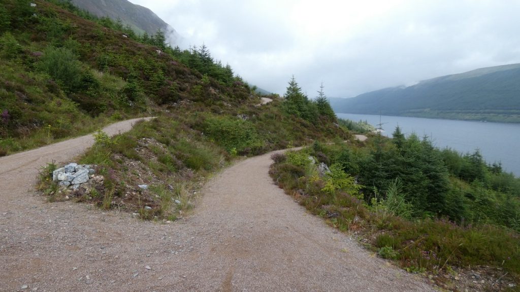Serpentinen-Abfahrt beim Loch Lochy