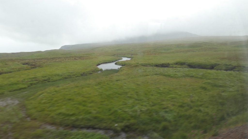 Schottisches Hochland während der Zugfahrt