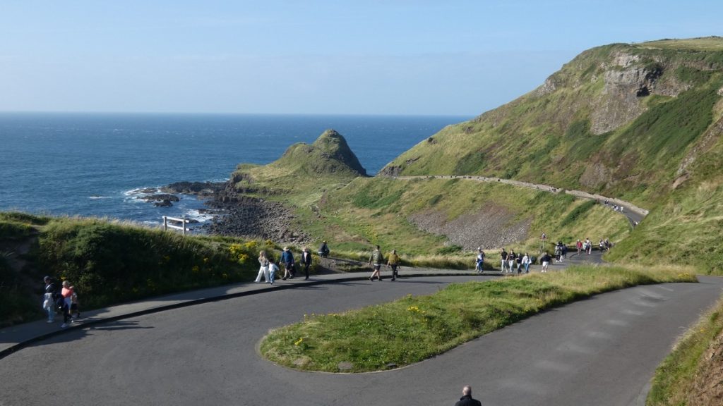 Zu Fuss unterwegs zum Giant's Causeway